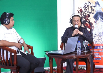 Wagub Gorontalo H. Idris Rahim (kanan) menjadi narasumber pada program dialog Pro Aspirasi dengan topik “Menyahuti Aspirasi Penggabungan Kabupaten Buol, Provinsi Sulawesi Tengah ke Provinsi Gorontalo di Pro 1 RRI Gorontalo, Selasa (29/3/2022). (Foto: Fikri)