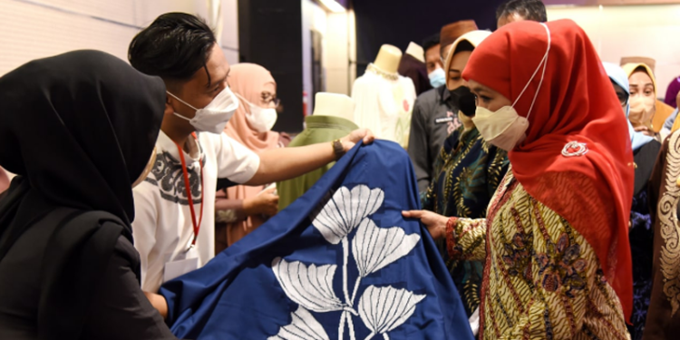 Gubernur Jawa Timur Khofifah Indar Parawansa (kanan), melihat kain karawo sulaman khas Gorontalo yang dipamerkan pada kegiatan misi dagang dan investasi di Hotel Maqna, Kota Gorontalo, Kamis (31/3/2022). (Foto: Haris)