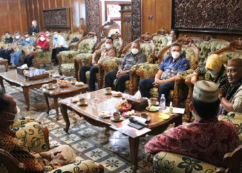 Suasana pertemuan gubernur Rusli Habibie dan beberapa pimpinan OPD bersa Sekda Kabupaten Jepara serta jajarannya di Pendomo Kabupaten Jepara,Sabtu (19/3/2022). (Foto: Zakir)