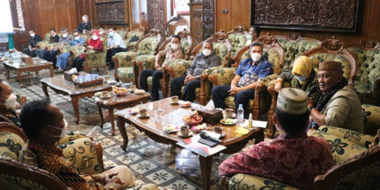 Suasana pertemuan gubernur Rusli Habibie dan beberapa pimpinan OPD bersa Sekda Kabupaten Jepara serta jajarannya di Pendomo Kabupaten Jepara,Sabtu (19/3/2022). (Foto: Zakir)