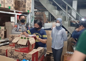 Polres Kota Gorontalo saat mengamankan minuman keras yang ditemukan pada Operasi Pekat Otanaha menjelang Ramadan, Kamis (24/03/2022). (Foto Humas Polres Kota Gorontalo)