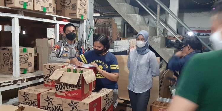 Polres Kota Gorontalo saat mengamankan minuman keras yang ditemukan pada Operasi Pekat Otanaha menjelang Ramadan, Kamis (24/03/2022). (Foto Humas Polres Kota Gorontalo)