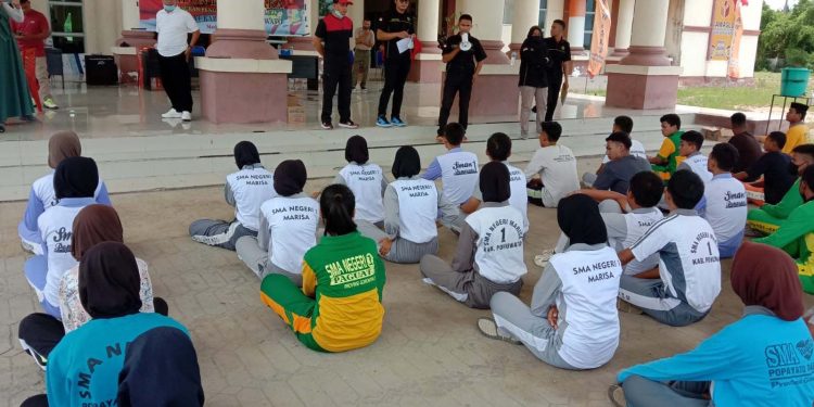 60 peserta saat mengikuti seleksi calon Paskibraka tingkat provinsi, di halaman Dinas Pemuda Olahraga dan Pariwisata, Jum'at (18/03/2022). (Yusuf/Gopos).