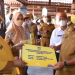 Gubernur Rusli Habibie (kanan), menyerahkan secara simbolis TPP kepada PNS Pemprov Gorontalo di aula Villa Kencana Bolihutuo, Kabupaten Boalemo, Senin (28/3/2022). (Foto: Salman)