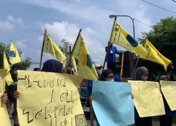 Massa dari PMII saat berunjuk rasa di depan Kantor DPRD Kabupaten Blitar, Senin (21/3/2022). (Foto: ma'ruf/gopos)