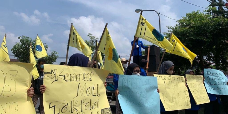 Massa dari PMII saat berunjuk rasa di depan Kantor DPRD Kabupaten Blitar, Senin (21/3/2022). (Foto: ma'ruf/gopos)