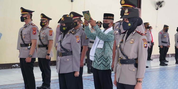 Empat Perwira Polres Gorontalo Kota, saat dilantik untuk jabatan baru, Senin (28/3/2022). (Foto: Humas Polres Kota)