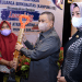 Wagub Gorontalo H. Idris Rahim (tengah) menyerahkan bantuan alat TTG kepada Kelompok UPPKA Beringin Kampung KB Tomulabutao pada penguatan kemitraan dan peluncuran program Dashat di Hotel Grand Q, Kota Gorontalo, Kamis (24/3/2022). (Foto: Haris)