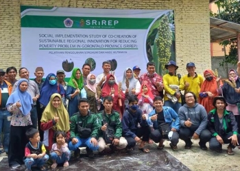 Mahasiswa UNG bersama peneliti Jepang serta stekholder menanam tanaman sorgum, Sabtu (26/2/2022) (dok UNG)