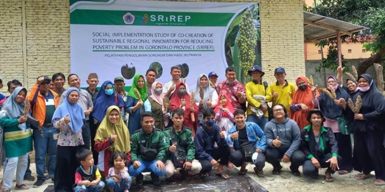 Mahasiswa UNG bersama peneliti Jepang serta stekholder menanam tanaman sorgum, Sabtu (26/2/2022) (dok UNG)