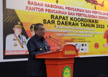 Wakil Gubernur Gorontalo H. Idris Rahim memberikan sambutan pada rapat koordinasi Search And Rescue (SAR) Daerah tahun 2022, bertempat di Hotel Grand Q Kota Gorontalo, Senin (28/3/2022). (Foto: Nova)