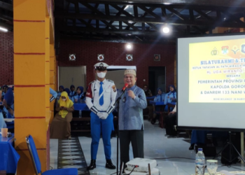Wakil Gubernur Gorontalo H. Idris Rahim saat memberikan sambutan pada silaturahmi dan temu tokoh di SMA Terpadu Wira Bhakti Gorontalo, Senin (28/3/2022) malam. (Foto: Nova)