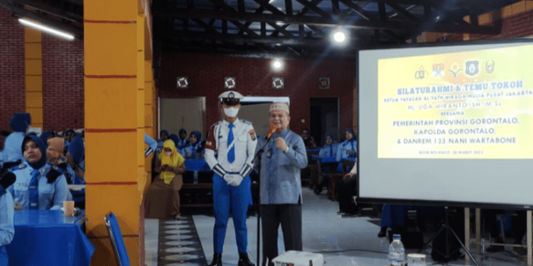 Wakil Gubernur Gorontalo H. Idris Rahim saat memberikan sambutan pada silaturahmi dan temu tokoh di SMA Terpadu Wira Bhakti Gorontalo, Senin (28/3/2022) malam. (Foto: Nova)