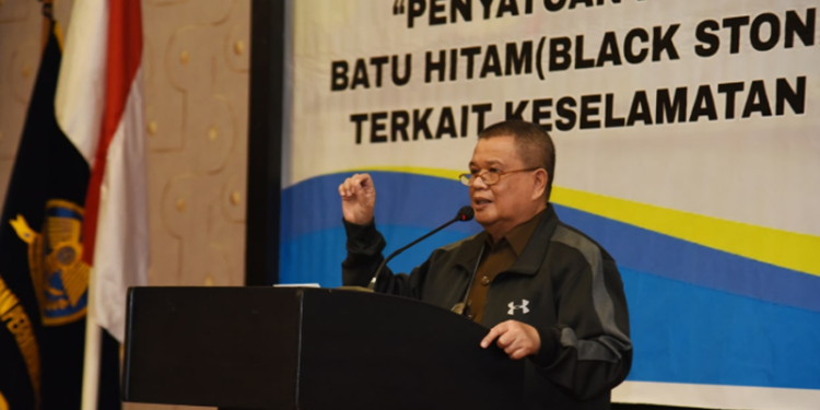 Wagub Gorontalo H. Idris Rahim memberikan arahan pada FGD penanganan komoditi batu hitam di Hotel Grand Q, Kota Gorontalo, Rabu (30/3/2022). (Foto: Haris)