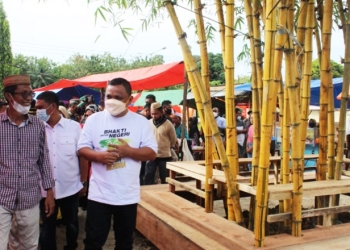 Pasar Bambu kuning Desa Gandaria, Kecamatan Tolangohula, Kabupaten Gorontalo diharapkan mampu meningkatkan kesejahteraan masyarakat.

Hal ini disampaikan Wakil Bupati Gorontalo, Hendra S Hemeto saat melakukan peresmian Pasar Sore Bambu Kuning, Senin (28/2/2022). (Foto: Istimewa)