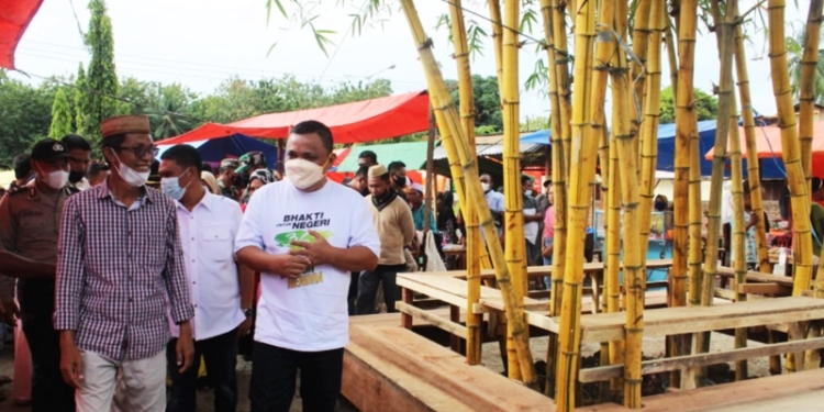 Pasar Bambu kuning Desa Gandaria, Kecamatan Tolangohula, Kabupaten Gorontalo diharapkan mampu meningkatkan kesejahteraan masyarakat.

Hal ini disampaikan Wakil Bupati Gorontalo, Hendra S Hemeto saat melakukan peresmian Pasar Sore Bambu Kuning, Senin (28/2/2022). (Foto: Istimewa)