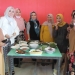 Wakil Ketua Tim Penggerak PKK Kabupaten Gorontalo, Siti Fatrah Sunge saat mengunjungi salah satu UMKM yakni Delimutu Food Court, Senin (14/3/2022). (Foto: Istimewa)