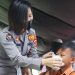 Briptu Nia Yaniati yang bertugas di Humas Polda Gorontalo melakukan sambang warga dilapangan apel Polda Gorontalo Saban hari, ia ikut diterjunkan dalam peliputan Vaksinasi massal. (Foto: Humas Polda Gorontalo)