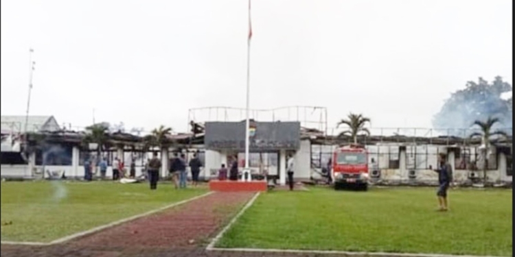 Mako Polres Kotamobagu yang berlokasi di Kelurahan Kotobangon, Kecamatan Kotamobagu Timur, Kota Kotamobagu, Sulawesi Utara (Sulut), terbakar pada Kamis (3/3/2022) dini hari, sekitar pukul 03.30 WITA. (Foto: Humas Polda Sulut)