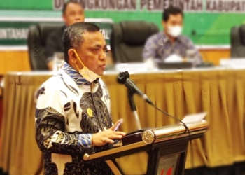Wakil Bupati Gorontalo, Hendra S Hemeto saat memberikan arahan pada kegiatan workshop penyusunan Laporan Penyelenggaraan Pemerintahan Daerah (LPPD) & Sosialisasi Permendagri Nomor 18 Tahun 2020 Tentang Laporan & Evaluasi Penyelenggaraan Pemerintahan Daerah di Lingkungan Pemerintah Kabupaten Gorontalo, Senin (7/3/2022) di Swiss BellHotel Manado. (Foto: Istimewa)