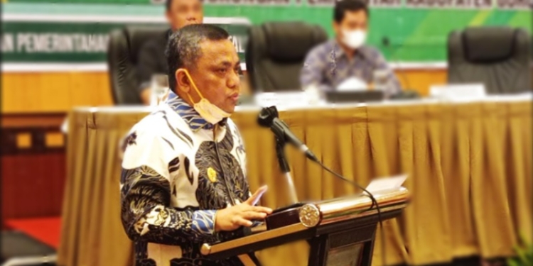 Wakil Bupati Gorontalo, Hendra S Hemeto saat memberikan arahan pada kegiatan workshop penyusunan Laporan Penyelenggaraan Pemerintahan Daerah (LPPD) & Sosialisasi Permendagri Nomor 18 Tahun 2020 Tentang Laporan & Evaluasi Penyelenggaraan Pemerintahan Daerah di Lingkungan Pemerintah Kabupaten Gorontalo, Senin (7/3/2022) di Swiss BellHotel Manado. (Foto: Istimewa)