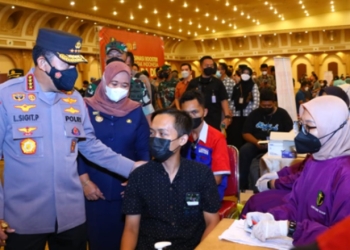 Kapolri Jenderal Listyo Sigit Prabowo meninjau pelaksanaan percepatan akselerasi vaksinasi serentak di 5.214 titik 34 Provinsi Indonesia. Dalam kesempatan ini, Sigit menghadiri secara langsung kegiatan tersebut di Sleman City Hall, Kabupaten Sleman, DIY. (Foto: Humas Polri)