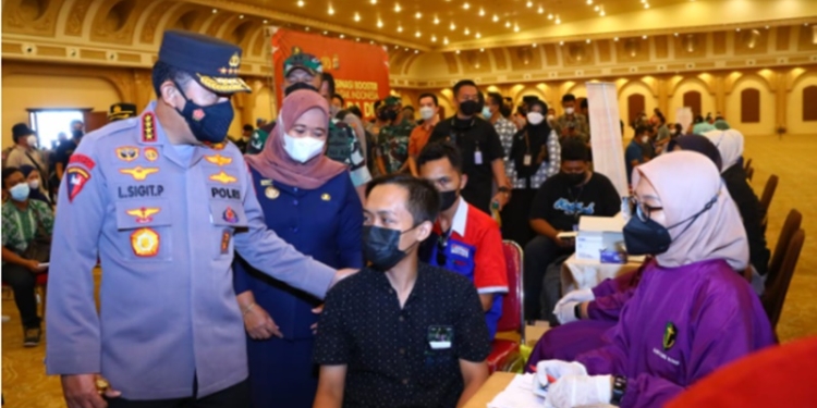 Kapolri Jenderal Listyo Sigit Prabowo meninjau pelaksanaan percepatan akselerasi vaksinasi serentak di 5.214 titik 34 Provinsi Indonesia. Dalam kesempatan ini, Sigit menghadiri secara langsung kegiatan tersebut di Sleman City Hall, Kabupaten Sleman, DIY. (Foto: Humas Polri)