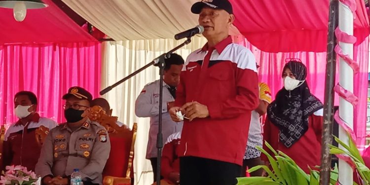 Bupati Pohuwato Saipul Mbuinga Memberikan Sambutan Dalam Kegiatan Gebyar SMS, di Lapangan Pusat Kecamatan Patilanggio. Selasa 15/03/2022 (Yusuf/Gopos)