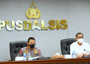 Kapolri Jenderal Listyo Sigit Prabowo dan Menteri Perdagangan RI Muhammad Lutfi menggelar Video Conference dengan seluruh Kapolda dan Kapolres jajaran untuk memberikan pengarahan terkait dengan ketersediaan hingga pendistribusian minyak goreng guna memenuhi kebutuhan masyarakat. (Foto: Humas Polri)