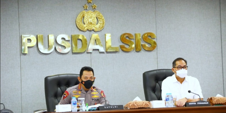 Kapolri Jenderal Listyo Sigit Prabowo dan Menteri Perdagangan RI Muhammad Lutfi menggelar Video Conference dengan seluruh Kapolda dan Kapolres jajaran untuk memberikan pengarahan terkait dengan ketersediaan hingga pendistribusian minyak goreng guna memenuhi kebutuhan masyarakat. (Foto: Humas Polri)