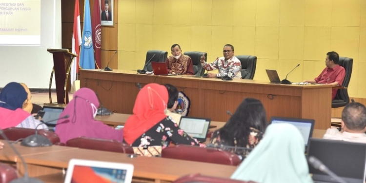 Rektor UNG Dr. Ir. Eduart Wolok, ST, MT, memberikan arahan dalam workshop penyiapan akreditasi prodi unggul menuju UNG dengan predikat akreditasi unggul. (Dok. UNG)