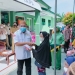 Ketua Dewan Perwakilan Rakyat Daerah (DPRD) Kabupaten Bone Bolango, Halid Tangahu menyalurkan Bantuan Tunai Pedagang Kaki Lima, Warung, dan Nelayan (BT-PKLWN) untuk masyarakat. (Foto: Istimewa)