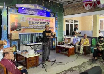 Foto : Anggota DPRD Kota Gorontalo, Ekwan Ahmad, Ketika melaksanakan kgiatan reses dan buka puasa bersama denan masyarakat Kecamatan Kota Utara Kota Gorontalo.(Foto Humas)