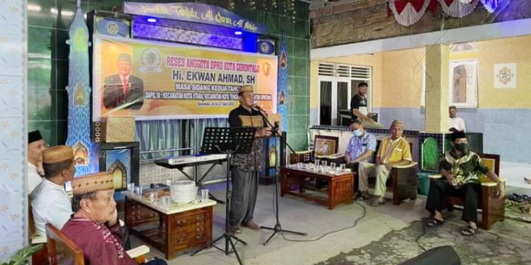 Foto : Anggota DPRD Kota Gorontalo, Ekwan Ahmad, Ketika melaksanakan kgiatan reses dan buka puasa bersama denan masyarakat Kecamatan Kota Utara Kota Gorontalo.(Foto Humas)