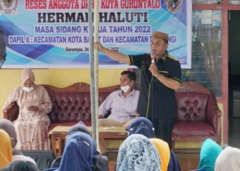 Foto : Anggota DPRD Kota Gorontalo, Herman Haluti, ketika hadir bersama masyarakat kecamatan Kota Barat dan Dungingi disela-sela pelaksanaan reses masa sidang ke-II tahun 2022, di Kelurahan Molosifat. (Foto Humas)