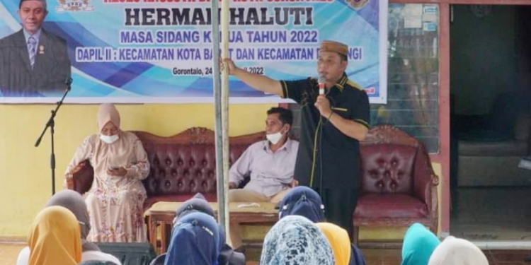 Foto : Anggota DPRD Kota Gorontalo, Herman Haluti, ketika hadir bersama masyarakat kecamatan Kota Barat dan Dungingi disela-sela pelaksanaan reses masa sidang ke-II tahun 2022, di Kelurahan Molosifat. (Foto Humas)