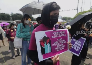Poin penting UU TPKS - Massa yang tergabung dalam Jaringan Pembela Hak Perempuan Korban Kekerasan Seksual melakukan aksi unjuk rasa di depan Gedung DPR, Jakarta, Rabu (22/12/2021). [Suara.com]