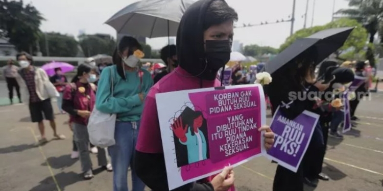 Poin penting UU TPKS - Massa yang tergabung dalam Jaringan Pembela Hak Perempuan Korban Kekerasan Seksual melakukan aksi unjuk rasa di depan Gedung DPR, Jakarta, Rabu (22/12/2021). [Suara.com]