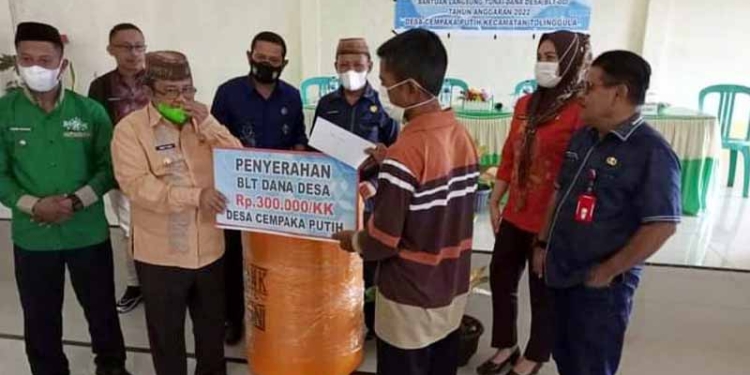 Penyerahan BLT kepada masyarakat penerima manfaat oleh Bupati gorut, Indra Yasin. (foto.istimewa)