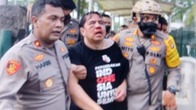 Kondisi Ade Armando saat dievakuasi dari kerumunan massa.(istimewa)