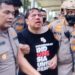 Kondisi Ade Armando saat dievakuasi dari kerumunan massa.(istimewa)