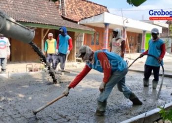 Joko Suranto, warga Kabupaten Grobogan, Jawa Tengah, ini sangat pas bila disematkan julukan sebagai crazy rich Grobogan. Sebab, Joko Suranto ikhlas mengeluarkan dana pribadi sampai Rp 2,8 miliar untuk memperbaiki jalan pemerintah yang menuju rumah orangtuanya. (Suara.com)