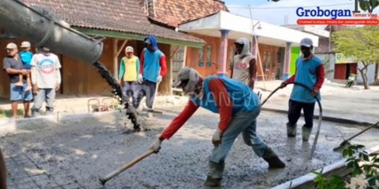 Joko Suranto, warga Kabupaten Grobogan, Jawa Tengah, ini sangat pas bila disematkan julukan sebagai crazy rich Grobogan. Sebab, Joko Suranto ikhlas mengeluarkan dana pribadi sampai Rp 2,8 miliar untuk memperbaiki jalan pemerintah yang menuju rumah orangtuanya. (Suara.com)