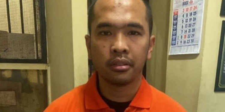Penampakan Putra Siregar setelah ditangkap polisi kasus penganiayaan. (Suara.com)
