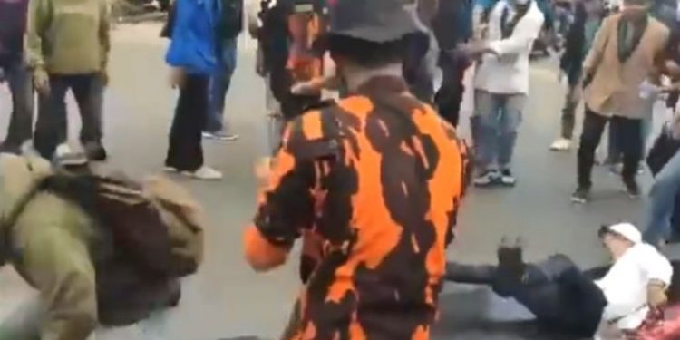 Video viral di media sosial merekam detik-detik seorang demonstran aksi 11 April 2022, terbakar. (SuaraSulsel.id)