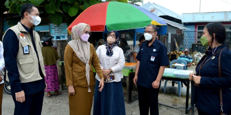 Wakil Bupati Merlan S. Uloli didampingi Asisten III Marni Nisabu, serta Kepala Balai POM Provinsi Gorontalo, Agus Yudi Prayudana, melakukan pengawasan dan pemeriksaan sampel makanan maupun jajanan takjil berbuka puasa untuk diuji cepat dari bahan berbahaya di kawasan Center Point Bone Bolango, Senin (11/4/2022). (Foto AKP/Diskominfo)