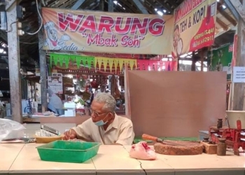 Salah satu pedagang ayam potong di Pasar Garum, Kabupaten Blitar, Selasa (5/4/2022). (Foto: Thoha/Gopos)