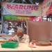 Salah satu pedagang ayam potong di Pasar Garum, Kabupaten Blitar, Selasa (5/4/2022). (Foto: Thoha/Gopos)