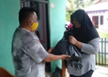Anggota Dewan Perwakilan Rakyat Daerah Kabupaten Bone Bolango sekaligus Wakil Ketua II, Zainudin Pedro Bau berbagai sembako untuk masyarakat. (Foto: Istimewa)