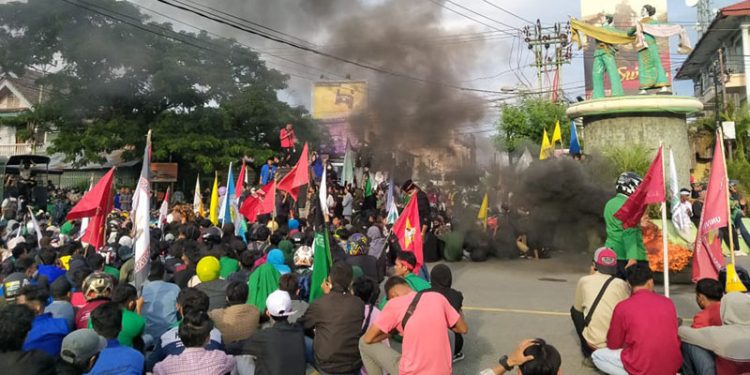 Aksi unjuk rasa Aliansi Mahasiswa di Gorontalo yang menolak amandemen Pasal 7 Undang-undang Dasar 1945 di Bundaran HI Gorontalo, Senin (11/4/2022). (muhajir/gopos)